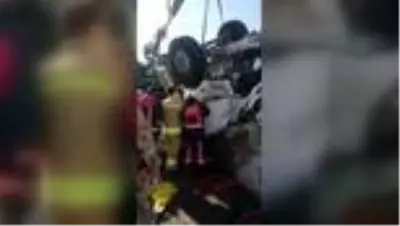 Devrilen tırın sürücüsü hayatını kaybetti Devrilen tırın sürücüsü hayatını kaybetti