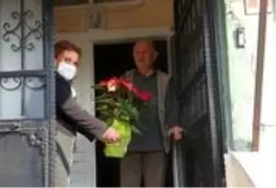 Emekli öğretmenlere duygusal ziyaret Emekli öğretmenlere duygusal ziyaret