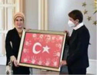 Emine Erdoğan, motosikletini EBA destek aracı yapan öğretmeni paylaştı Emine Erdoğan, motosikletini EBA destek aracı yapan öğretmeni paylaştı