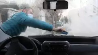 Erzincan'da araçların camları buz tuttu Erzincan'da araçların camları buz tuttu