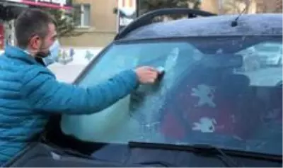 Erzincan'da araçların camları buz tuttu