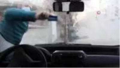 Erzincan'da araçların camları buz tuttu