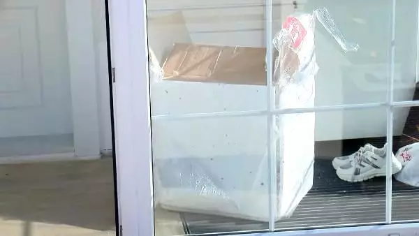 Kargocu 'Kırılacak' yazan paketi yerde sürükleyip böyle fırlattı Kargocu 'Kırılacak' yazan paketi yerde sürükleyip böyle fırlattı