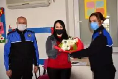 Eşi 16 yıl önce şehit olan Derya öğretmene polisten sürpriz Eşi 16 yıl önce şehit olan Derya öğretmene polisten sürpriz