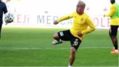 Eşi teknik direktörü eleştirdi, yıldız futbolcu kadro dışı bırakıldı Eşi teknik direktörü eleştirdi, yıldız futbolcu kadro dışı bırakıldı