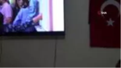 Evlat nöbetindeki aileler Arınç'ın istifasını değerlendirdi Evlat nöbetindeki aileler Arınç'ın istifasını değerlendirdi