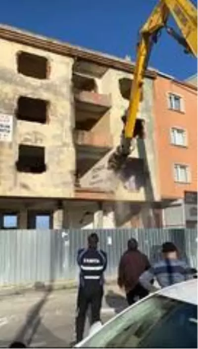 Eyüpsultan'da riskli yapıların yıkımına başlandı Eyüpsultan'da riskli yapıların yıkımına başlandı