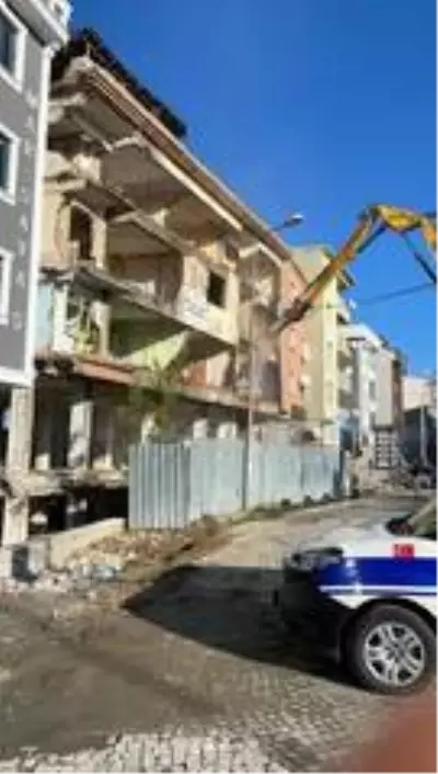 Eyüpsultan'da riskli yapıların yıkımına başlandı Eyüpsultan'da riskli yapıların yıkımına başlandı