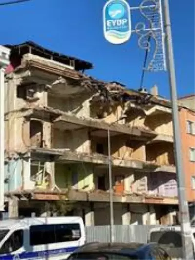 Eyüpsultan'da riskli yapıların yıkımına başlandı Eyüpsultan'da riskli yapıların yıkımına başlandı