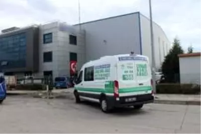 Fabrika işçisi üzerine devrilen tonlarca demirin altında can verdi Fabrika işçisi üzerine devrilen tonlarca demirin altında can verdi