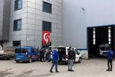 Fabrika işçisi üzerine devrilen tonlarca demirin altında can verdi Fabrika işçisi üzerine devrilen tonlarca demirin altında can verdi