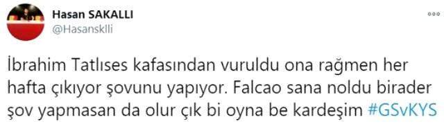 Falcao'nun Kayseri maçında tribünde telefonla oynaması taraftarların tepkisini çekti Falcao'nun Kayseri maçında tribünde telefonla oynaması taraftarların tepkisini çekti