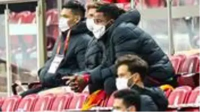 Falcao'nun Kayseri maçında tribünde telefonla oynaması taraftarların tepkisini çekti Falcao'nun Kayseri maçında tribünde telefonla oynaması taraftarların tepkisini çekti