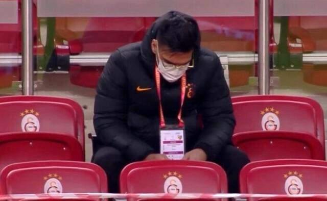 Falcao'nun Kayseri maçında tribünde telefonla oynaması taraftarların tepkisini çekti Falcao'nun Kayseri maçında tribünde telefonla oynaması taraftarların tepkisini çekti