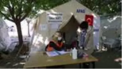 Fedakar öğretmen, acısını unutup depremzedelerin yardımına koştu Fedakar öğretmen, acısını unutup depremzedelerin yardımına koştu