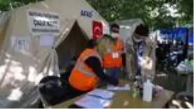 Fedakar öğretmen, acısını unutup depremzedelerin yardımına koştu Fedakar öğretmen, acısını unutup depremzedelerin yardımına koştu