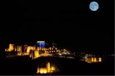 Tarihi Hisar Kalesi, hem gece hem de gündüz görüntüsüyle göz kamaştırıyor Tarihi Hisar Kalesi, hem gece hem de gündüz görüntüsüyle göz kamaştırıyor
