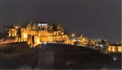 Tarihi Hisar Kalesi, hem gece hem de gündüz görüntüsüyle göz kamaştırıyor Tarihi Hisar Kalesi, hem gece hem de gündüz görüntüsüyle göz kamaştırıyor