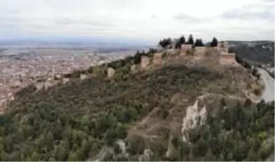 Tarihi Hisar Kalesi, hem gece hem de gündüz görüntüsüyle göz kamaştırıyor Tarihi Hisar Kalesi, hem gece hem de gündüz görüntüsüyle göz kamaştırıyor