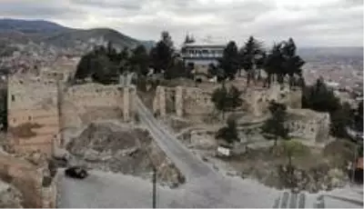 Tarihi Hisar Kalesi, hem gece hem de gündüz görüntüsüyle göz kamaştırıyor Tarihi Hisar Kalesi, hem gece hem de gündüz görüntüsüyle göz kamaştırıyor