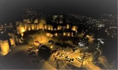 Tarihi Hisar Kalesi, hem gece hem de gündüz görüntüsüyle göz kamaştırıyor Tarihi Hisar Kalesi, hem gece hem de gündüz görüntüsüyle göz kamaştırıyor