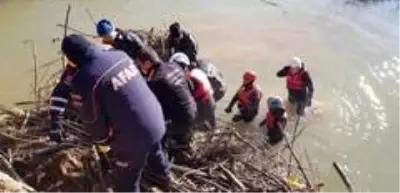 Giresun'da dereye uçan aracın kayıp sürücüsünün cansız bedeni bulundu Giresun'da dereye uçan aracın kayıp sürücüsünün cansız bedeni bulundu