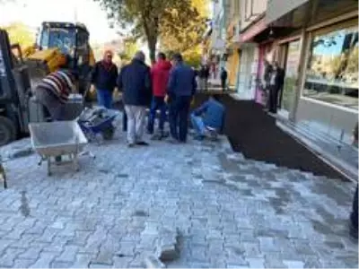 Gölbaşı Belediyesi kaldırım taşlarını yeniliyor Gölbaşı Belediyesi kaldırım taşlarını yeniliyor