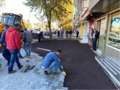 Gölbaşı Belediyesi kaldırım taşlarını yeniliyor Gölbaşı Belediyesi kaldırım taşlarını yeniliyor