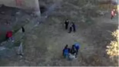 Gönüllü gençler, topladıkları atıklarla 'çöp' yazarak mesaj verdi Gönüllü gençler, topladıkları atıklarla 'çöp' yazarak mesaj verdi