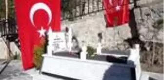 Gümüşhane: Son dakika... GÜMÜŞHANE - Şehit öğretmen Necmettin Yılmaz kabri başında anıldı Gümüşhane: Son dakika... GÜMÜŞHANE - Şehit öğretmen Necmettin Yılmaz kabri başında anıldı