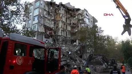 Hasarlı binaların yıkımı riskli şekilde yapılıyor Hasarlı binaların yıkımı riskli şekilde yapılıyor