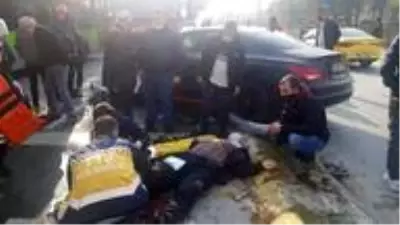 Otomobiller çarpıştı, yolun karşısına geçmek isteyen yaşlı adam direğin altında kaldı Otomobiller çarpıştı, yolun karşısına geçmek isteyen yaşlı adam direğin altında kaldı
