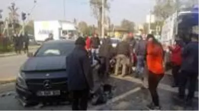 Otomobiller çarpıştı, yolun karşısına geçmek isteyen yaşlı adam direğin altında kaldı Otomobiller çarpıştı, yolun karşısına geçmek isteyen yaşlı adam direğin altında kaldı