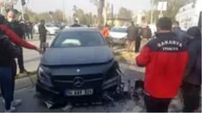 Otomobiller çarpıştı, yolun karşısına geçmek isteyen yaşlı adam direğin altında kaldı Otomobiller çarpıştı, yolun karşısına geçmek isteyen yaşlı adam direğin altında kaldı