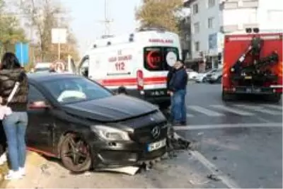 Otomobiller çarpıştı, yolun karşısına geçmek isteyen yaşlı adam direğin altında kaldı Otomobiller çarpıştı, yolun karşısına geçmek isteyen yaşlı adam direğin altında kaldı