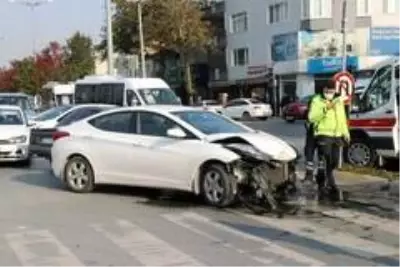 Otomobiller çarpıştı, yolun karşısına geçmek isteyen yaşlı adam direğin altında kaldı Otomobiller çarpıştı, yolun karşısına geçmek isteyen yaşlı adam direğin altında kaldı
