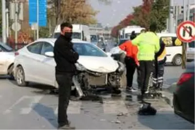 Otomobiller çarpıştı, yolun karşısına geçmek isteyen yaşlı adam direğin altında kaldı Otomobiller çarpıştı, yolun karşısına geçmek isteyen yaşlı adam direğin altında kaldı