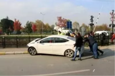 Otomobiller çarpıştı, yolun karşısına geçmek isteyen yaşlı adam direğin altında kaldı Otomobiller çarpıştı, yolun karşısına geçmek isteyen yaşlı adam direğin altında kaldı