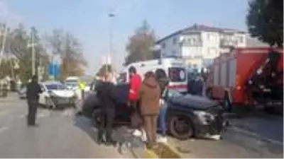 Otomobiller çarpıştı, yolun karşısına geçmek isteyen yaşlı adam direğin altında kaldı Otomobiller çarpıştı, yolun karşısına geçmek isteyen yaşlı adam direğin altında kaldı