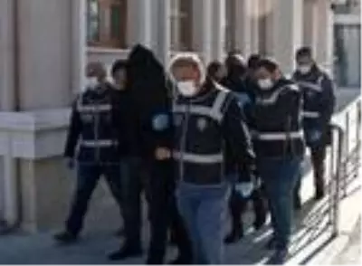 İnternette otomobilini satışa çıkaranları dolandıran 5 kişi yakalandı İnternette otomobilini satışa çıkaranları dolandıran 5 kişi yakalandı