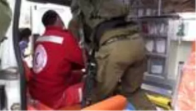 İsrail askerleri, ambulans içindeki yaralı Filistinliyi gözaltına almaya çalıştı İsrail askerleri, ambulans içindeki yaralı Filistinliyi gözaltına almaya çalıştı