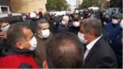 Son Dakika | İzinsiz yürüyüş yapmak isteyen gruba polis müdahale etti Son Dakika | İzinsiz yürüyüş yapmak isteyen gruba polis müdahale etti