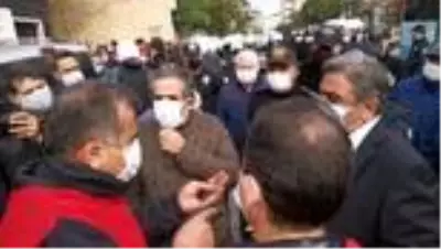 Son Dakika | İzinsiz yürüyüş yapmak isteyen gruba polis müdahale etti Son Dakika | İzinsiz yürüyüş yapmak isteyen gruba polis müdahale etti