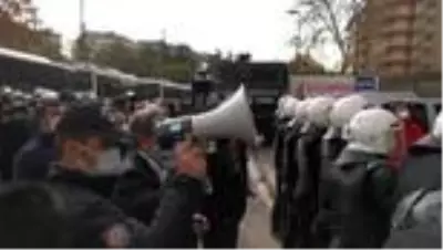Son Dakika | İzinsiz yürüyüş yapmak isteyen gruba polis müdahale etti Son Dakika | İzinsiz yürüyüş yapmak isteyen gruba polis müdahale etti
