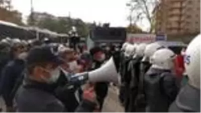 Son Dakika | İzinsiz yürüyüş yapmak isteyen gruba polis müdahale etti Son Dakika | İzinsiz yürüyüş yapmak isteyen gruba polis müdahale etti