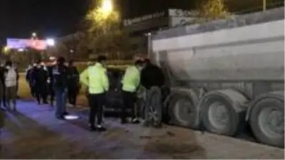 İzmir'de feci trafik kazası: Polis memuru hayatını kaybetti İzmir'de feci trafik kazası: Polis memuru hayatını kaybetti