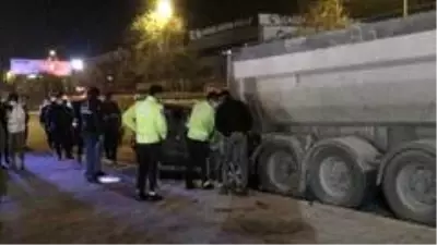 İzmir'de feci trafik kazası: Polis memuru hayatını kaybetti İzmir'de feci trafik kazası: Polis memuru hayatını kaybetti