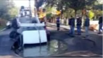 Kamyonet çöken yolun içine düştü; araç içindeki işçiler boğulmaktan son anda kurtuldu Kamyonet çöken yolun içine düştü; araç içindeki işçiler boğulmaktan son anda kurtuldu