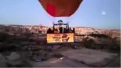 Kapadokya'da sıcak hava balonları kadına şiddete tepki için havalandı Kapadokya'da sıcak hava balonları kadına şiddete tepki için havalandı