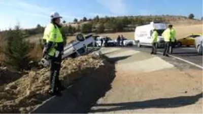 Karabük'te yoldan çıkan otomobil takla attı: 1 ağır 2 yaralı Karabük'te yoldan çıkan otomobil takla attı: 1 ağır 2 yaralı